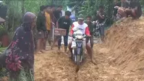Tebing Longsor Tutup Jalan Nasional Penghubung Kabupaten di Sulawesi Barat