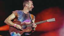 Chris Martin Coldplay Bikin Pantun: Boleh Dong Pinjam Seratus