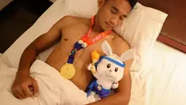 Ini Foto Anggota Timnas Indonesia Tidur dengan Medali Emas