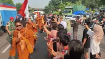 32 Biksu Jalan Kaki dari Thailand Lanjutkan Perjalanan Menuju Kota Cirebon