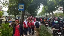 Ada Arak-arakan Timnas U-22, Penumpang Transjakarta Pilih Jalan Kaki