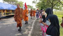 Tempuh 30 Kilometer Per Hari, Biksu Jalan Kaki Diperkirakan Tiba di Borobudur 1 Juni
