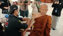 Cek Kesehatan, 32 Biksu Jalan Kaki dari Thailand ke Borobudur Diberi Vitamin Dosis Tinggi