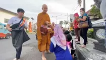 32 Biksu Jalan Kaki dari Thailand Jalani Ritual Pindapatta