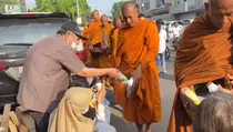 Tiba di Jawa Tengah, Puluhan Biksu Thudong Dsambut Antusias Warga