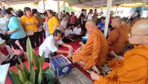 Ratusan Umat Buddha Laksanakan Sanghadana bersama 32 Biksu dari Thailand