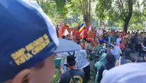 Ratusan Pelajar Padati Taman untuk Melepas Biksu yang Akan Lanjutkan Perjalanan ke Borobudur