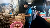 Harga Telur Ayam Naik, Warga Bekasi Rela Beli Telur Pecah