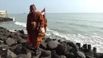 Melepas Rasa Lelah, Para Biksu Jalan Kaki dari Thailand Berwisata di Pantai Purwahamba Tegal