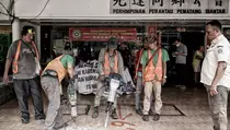 Diawasi Satpol PP, Ruko di Pluit yang Serobot Jalan Mulai Bongkar Mandiri