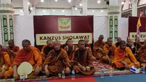 32 Biksu Jalan Kaki dari Thailand Menginap di Gedung Kanzus Sholawat Habib Luthfi Bin Yahya
