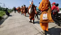 Jalan Kaki dari Thailand hingga Pekalongan, Biksu Thudong Sudah Habiskan 3 Pasang Alas Kaki