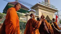 Rombongan Biksu Jalan Kaki ke Borobudur Ditarget Sampai Kendal Sore Nanti