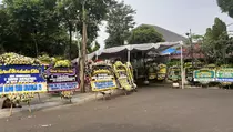 Sejumlah Karangan Bunga Hiasi Rumah Duka Sarwono Kusumaatmadja