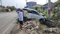 Hindari Tukang Cilok, Minibus Tabrak Motor dan Masuk ke Dalam Parit di Indramayu