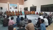 32 Biksu Jalan Kaki dari Thailand Bermalam di Gereja Santo Antonius Padua Kendal