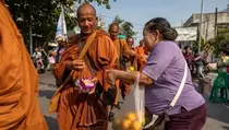 Tinggalkan Semarang, Biksu Jalan Kaki dari Thailand Menuju Ambarawa