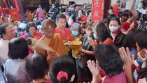 Lanjutkan Jalan Kaki ke Borobudur, Biksu Sempat Bagikan Air Suci di Kelenteng Tay Kak Sie