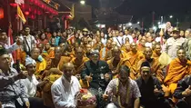 Biksu Jalan Kaki dari Thailand Tiba di Klenteng Hok Tik Bio Semalam, Disambut Bupati dan Naga Liong