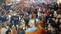 Masyarakat Ambarawa Rela Berdesakan demi Melihat Biksu Jalan Kaki dari Thailand