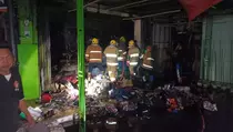 Diduga Korsleting Listrik, 3 Kios dan Belasan Lapak di Pasar Gringging Terbakar