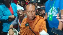 Biksu Jalan Kaki dari Thailand Terharu Lihat Toleransi Masyarakat Indonesia