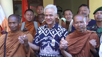 Ganjar Pranowo Sapa Biksu Jalan Kaki dari Thailand yang Istirahat di Musala
