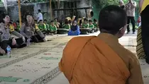 Tiba di Persinggahan Akhir, Biksu Disambut Gending Gamelan yang Dimainkan Anak-anak