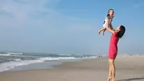 Tips Aman Membawa Anak Liburan di Pantai