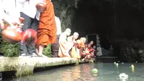 Biksu Thudong Terkejut Saat Ikut Prosesi Pengambilan Air Suci Waisak di Jumprit