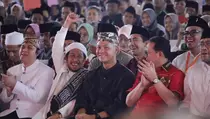 Dipakaikan Belangkon, Ganjar Pranowo Resmi Diterima Keluarga Masyarakat Cirebon
