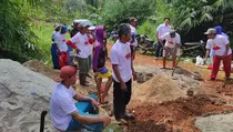 Orang Muda Ganjar Bantu Perbaiki Jalan Masyarakat Desa di Tenggamus