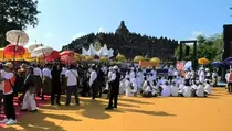 Ribuan Umat Buddha dan Biksu Kirab Waisak dari Candi Mendut ke Borobudur
