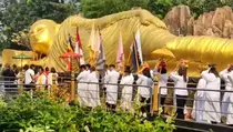 Kelilingi Patung Buddha Tidur, Umat Buddha di Mojokerto Ikuti Rangkaian Ritual Waisak