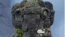 Arca Ganesha Kembali Dipasang di Bibir Kawah Gunung Bromo