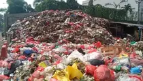 Sampah Masih Menumpuk di Pasar Kemiri Muka Depok