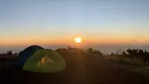 Sensasi Berburu Indahnya Sunrise di Puncak B29 Lumajang