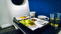 Perhatikan! Ini 7 Makanan yang Tidak Boleh Dibawa di Pesawat