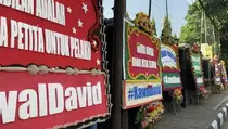 Karangan Bunga #KawalDavid Ramaikan PN Jakarta Selatan pada Sidang Mario Dandy