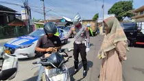 Ultraman Razia Pelanggar Lalu Lintas di Kuningan