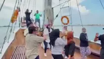 Viral, Belasan Anggota DPRD Sumenep Joget dan Nyawer Biduan di Atas Kapal