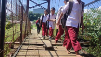 Dekat Kawasan Elite Sentul, Anak-anak ke Sekolah Harus Bertaruh Nyawa