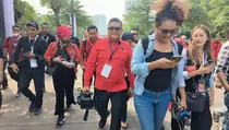 Sekjen PDIP Sarapan Bareng dan Tenteng Kamera Wartawan ke Arena GBK