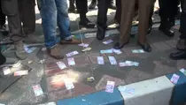 Protes Anggota DPRD Sumenep Joget dan Sawer ke Biduan, Aktivis Demo Tabur Uang