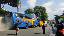 Bus Doa Ibu Seruduk Angkot di Jalur Puncak Akibatkan Kemacetan hingga 8 Kilometer