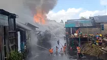 Kebakaran Hebat Hanguskan 23 Rumah Warga di Samarinda