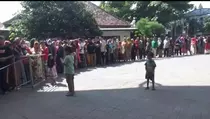 Ngalap Berkah Iduladha, Ribuan Warga Jombang Antre Daging Kurban di Pesantren Tebuireng