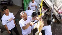 Relawan Ganjar Bandung Ajari Cara Pemotongan Hewan Kurban