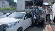 Salah Jalan Berujung Kecelakaan, Minibus Timpa Mobil di Sukabumi