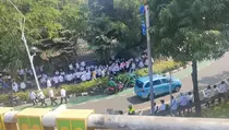Ribuan Perangkat Desa Demo di Depan Gedung DPR, Jalan Arteri Macet